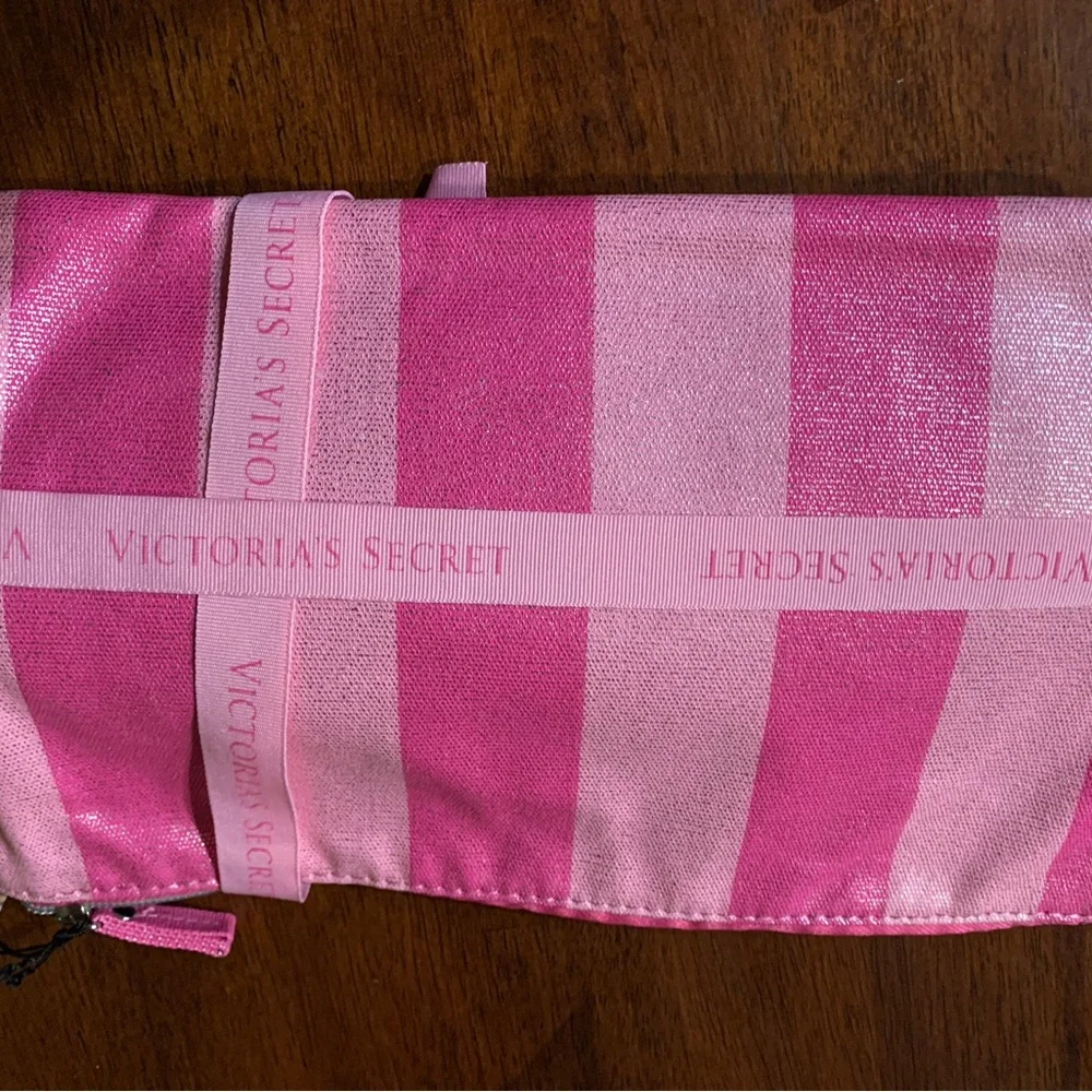 Rare Beautiful set of 3 brand new Victoria’s Secret cosmetic bags sm, m, large